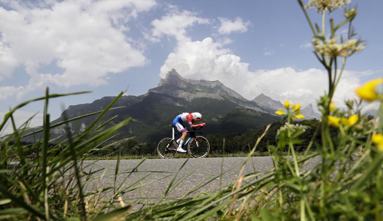 Pebalap asal Belanda, Tom Dumoulin memacu sepedanya dengan jarak tempuh 17 km pada sesi latihan persiapan etape ke-18  Tour De France antara Sallanches dan Megeve, French Alps, (21/7/2016). (AFP/Kenzo Tribouillard)