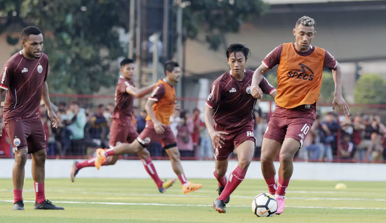 Pemain Persija Jakarta, Bruno Matos, menggiring bola saat latihan di Lapangan Aldiron, Jakarta, Senin (7/1). Sebanyak 29 pemain sudah bergabung dalam latihan perdana tersebut. (Bola.com/M Iqbal Ichsan)