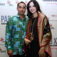 Di temui dalam acara 'Penghargaan Ahmad Bakrie' Djakarta Teater, Menteng, Jakarta Pusat, Jumat (21/8) malam tersebut, Nia Rahmadani dan suaminya terlihat bahagia. (Wimbarsana Kewas/Bintang.com)