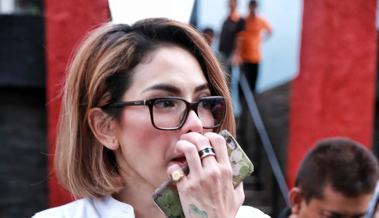 Unggahan video di Snapchat beberapa waktu lalu itu, membuat Nikita Mirzani diduga menjadi orang ketiga permasalahan rumah tangga Nafa Urbach dan Zack Lee. Lantaran setelah video itu, Nafa curhat dalam Instagramnya. (Adrian Putra/Bintang.com)