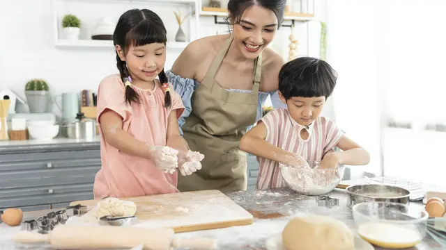 Keluarga Membuat Kue Bersama