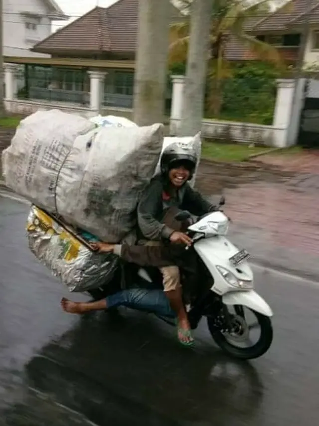 6 Gaya Bawa Barang di Motor yang Tak Boleh Ditiru
