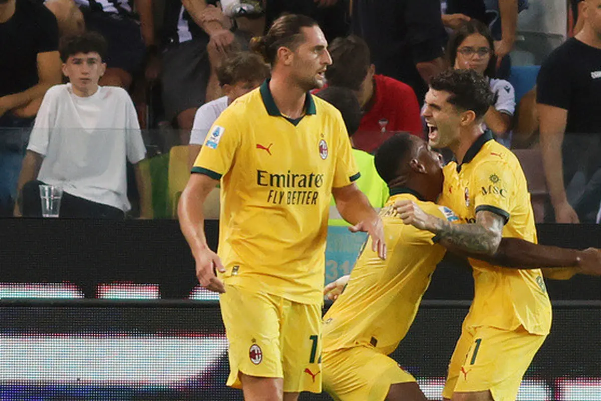 Skuad AC Milan merayakan gol Christian Pulisic ke gawang Udinese di Bluenergy Stadium pada pekan keempat Serie A 2025/2026, Minggu (21/09/2025). (Andrea Bressanutti/LaPresse via AP)