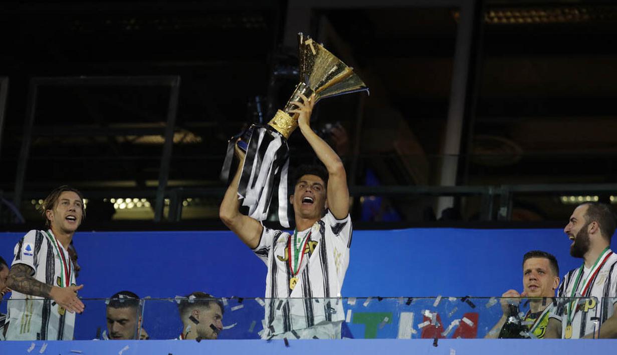 Striker Juventus, Cristiano Ronaldo, mengangkat trofi juara Serie A musim 2019-20 di Stadion Allianz, Sabtu (1/8/2020). CR7 berhasil membawa Juventus merengkuh gelar Liga Italia kesembilan secara beruntun. (AP Photo/Luca Bruno)