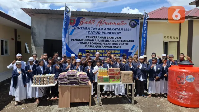 Pemberian bantuan di Ponpes Gratis Darul Qur'an Wal Hadits (Liputan6.com/Fauzan)