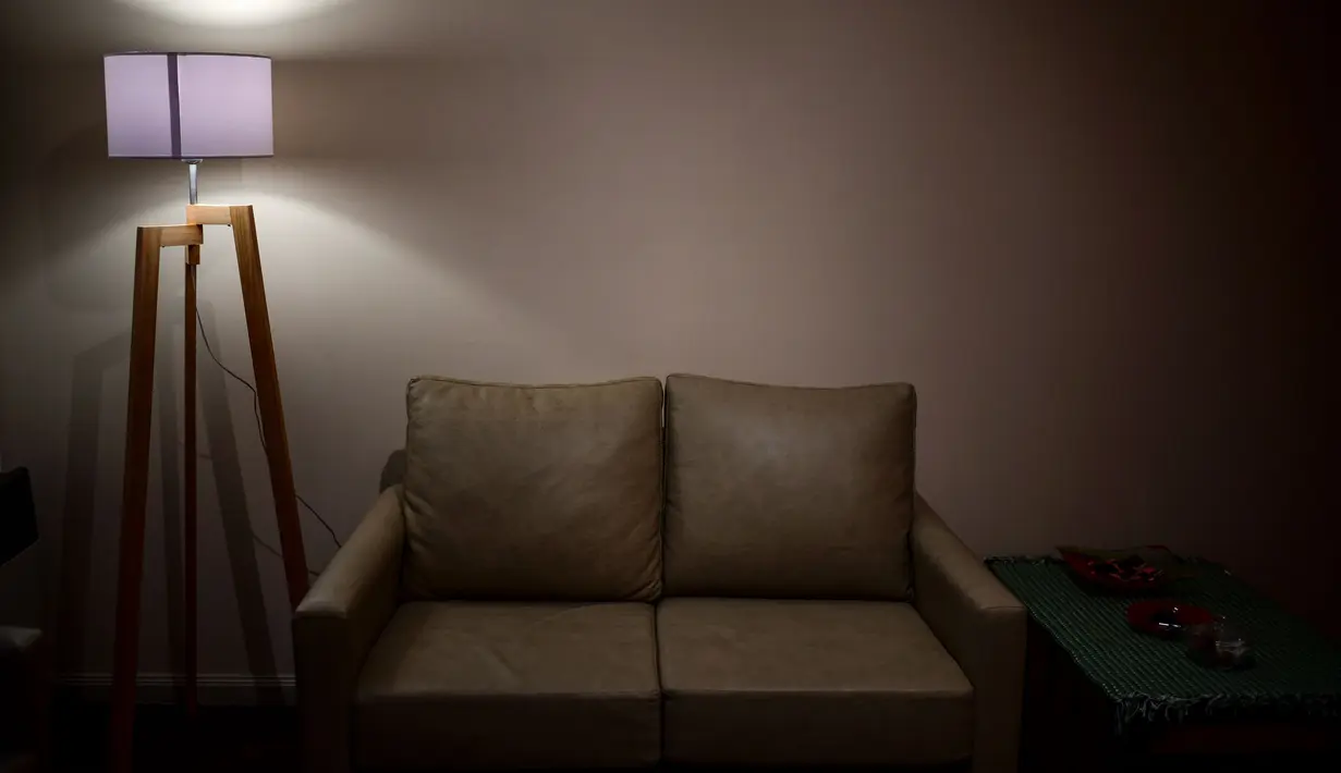 Sofa tempat Oscar Farias, yang meninggal karena COVID-19 pada 27 April, duduk menonton TV di rumah putranya di Buenos Aires, 30 Juni 2020. Hingga 25 September 2020, kematian global akibat COVID-19 hampir mencapai satu juta, sepertiganya terjadi di Amerika Latin. (RONALDO SCHEMIDT/AFP)