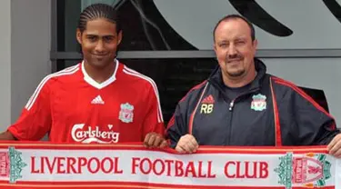 Pemain baru Liverpool, Glen Johnson (kiri) berpose bersama manajer Liverpool, Rafael Benitez di pusat latihan tim Melwood pada 9 Juli 2009. AFP PHOTO/Neil Jones