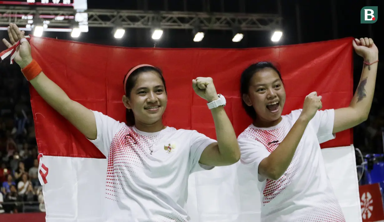 Pasangan Indonesia, Leani Ratri Oktila/Khalimatus Sadiyah melakukan selebrasi usai menaklukkan wakil Cina, Cheng Hefang/Ma Huihui, pada final Asian Para Games di Istora, Jakarta, Jumat (12/10/2018). Indonesia menang 21-15, 21-12. (Bola.com/M Iqbal Ichsan)