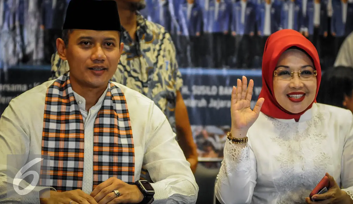 Agus Harimurti Yudhoyono (kiri) dan Sylviana Murni saat berada kantor DPP Partai Demokrat di jalan Proklamasi, Menteng, Jakarta, Jumat (23/9). Mereka akan mendaftar ke KPU DKI sebagai Cagub dan Cawagub DKI Jakarta. (Liputan6.com/Faizal Fanani)
