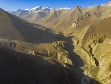 Foto dari udara ini menunjukkan padang rumput pegunungan di Wilayah Yecheng, Daerah Otonom Uighur Xinjiang, China barat laut, pada 8 Oktober 2020. (Xinhua/Hu Huhu)