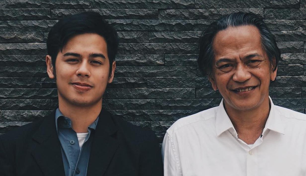 Walau Ray Sahetapy tak lagi bersama Dewi Yull bukan berarti Surya tak bisa bertemu dengan sang ayah. Keduanya bahkan kerap berdebat mengenai perbedaan yang mereka rasakan. (Foto: Instagram/@suryasahetapy)