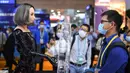Seorang pengunjung mengamati robot bionik di stan Microsoft di area ekshibisi Industri Cerdas dan Teknologi Informasi dalam ajang Pameran Impor Internasional China (China International Import Expo/CIIE) ketiga di Shanghai, China, 6 November 2020. (Xinhua/Li Renzi)