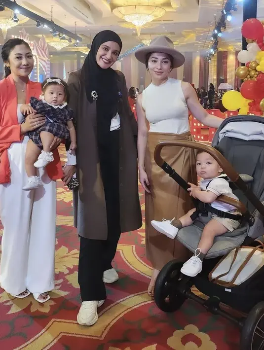 Shireen Sungkar pun hadir mengenakan outer cokelat dengan inner hitam yang serasi dengan kerudungnya. (@shireensungkar)