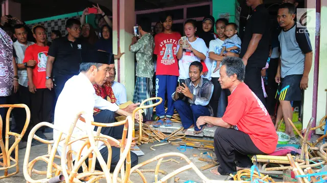 Jokowi Tinjau Industri Rotan di Cirebon