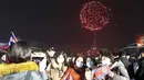 Pertunjukan kembang api untuk merayakan Tahun Baru menghiasi langit di Kim Il Sung Square di Pyongyang, Korea Utara, Minggu (1/1/2023). (AP Photo/Cha Song Ho)
