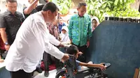 Anak Korban Kecelakaan di Tangerang Terima Kursi Roda Elektrik dan Kaki Palsu dari Bupati