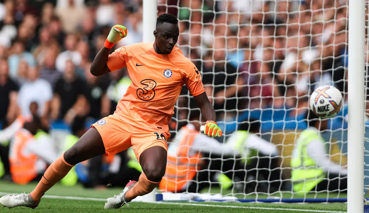 Kiper Chelsea, Edouard Mendy menyaksikan bola membentur tiang gawangnya saat menghadapi West Ham United pada laga Liga Inggris 2022/2023 di Stamford Bridge, London (3/9/2022). Masih menyisakan kontrak hingga 30 Juni 2025 bersama Chelsea, Edouard Mendy memutuskan bergabung dengan Al Ahli mulai musim 2023/2024. Belum diketahui berapa nilai transfer yang dikeluarkan Al Ahli untuk Edouard Mendy yang akan dikontrak selama 3 tahun. (AFP/Adrian Dennis)