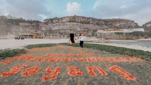 Sarah Menzel dan Azriel Hermansyah di Bali