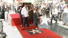 Simon Philip Cowel dikenal sebagai seorang produser program TV dan Entertainner. Perjalanannya selama 18 tahun di industry hiburan Hollywood, ia dengan merasa terhormat mendapatkan bintangnya di Hollywood walk of fame.