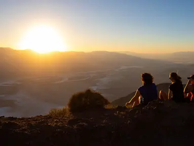 Para pengunjung menyaksikan matahari terbenam di Taman Nasional Death Valley, California, Amerika Serikat, 11 Juli 2023. Juli adalah bulan terpanas di taman tersebut dengan rata-rata suhu mencapai 116 derajat (46,5 Celcius). (AP Photo/Ty ONeil)