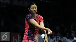 Pebulutangkis unggulan ketiga asal Tiongkok, Li Xuerui melakukan serve saat laga melawan Ruselli Hartawan (Indonesia) di BCA Indonesia Open di Istora Senayan Jakarta, Selasa (31/5). Ruselli kalah 21-16, 8-21. 11-21. (Liputan6.com/Helmi Fithriansyah)