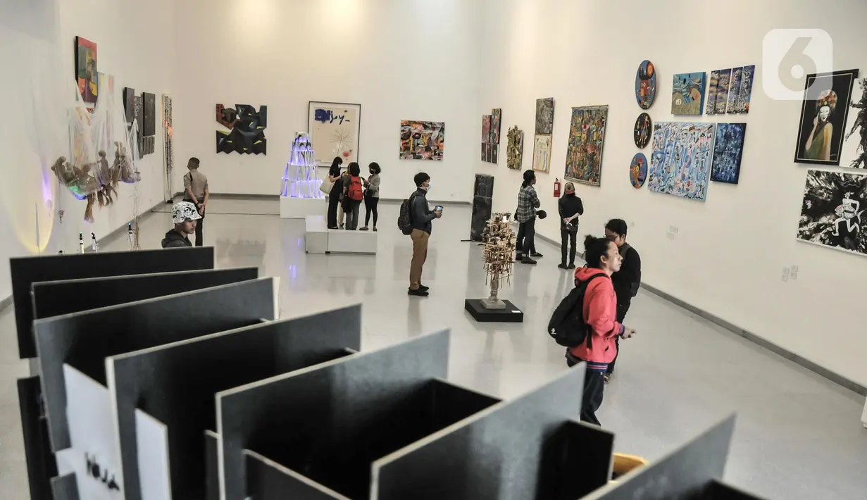 Suasana pameran di Ruang Galeri Seni, Taman Ismail Marzuki (TIM), Cikini, Menteng, Jakarta Pusat, Rabu (8/6/2022). Pameran ini menampilkan berbagai karya seni kontemporer, kaligrafi, batik, dan lain sebagainya. (merdeka.com/Iqbal S. Nugroho)
