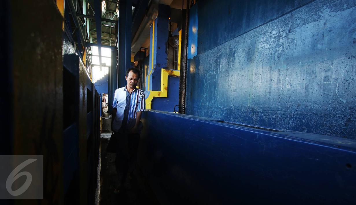 Warga memanfaatkan Pintu air Petamburan untuk melintasi aliran Kanal Banjir Barat (KBB), Jakarta, Jumat (17/2). Warga terpaksa lewat pintu air tersebut karena tidak ada jembatan penyeberangan orang di kawasan tersebut. (Liputan6.com/Immanuel Antonius)