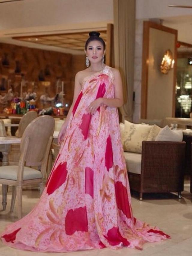 6 Penampilan Nindy Ayunda Berbalut Busana Penuh Warna dan Corak