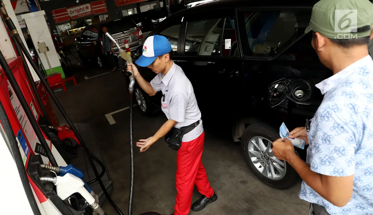 Petugas SPBU melayani pengisian bahan bakar minyak (BBM) di SPBU Kuningan Jakarta, Sabtu (5/5). Pemerintah berencana untuk menambah subsidi solar di tengah harga minyak dunia yang sedang naik. (Liputan6.com/Johan Tallo)