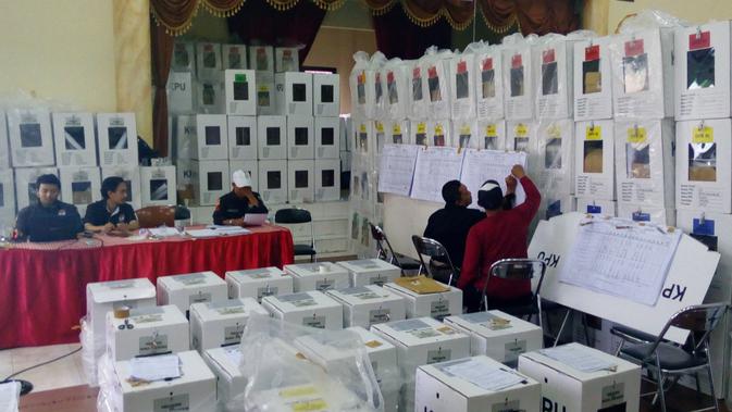 Proses rekapitulasi penghitungan suara di PPK Klojen, Kota Malang, pada Sabtu, 20 April 2019 (Liputan6.com/Zainul Arifin)