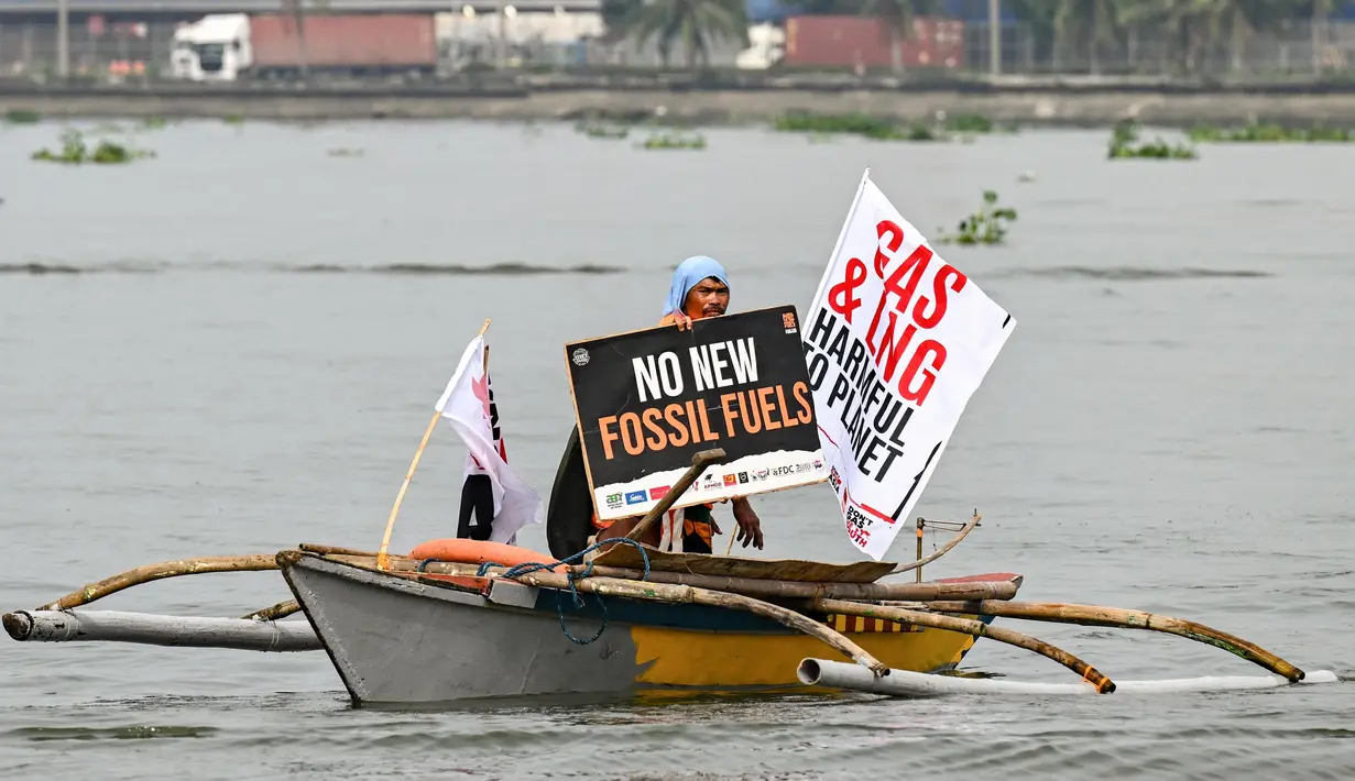 Salah satu aktivis lingkungan melakukan aksi unjuk rasa di sepanjang Teluk Manila, Baseco, Filipina pada tanggal Kamis 14 November 2024. (JAM STA ROSA/AFP)