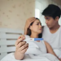 Testpack yang menunjukkan dua garis merah, menandakan bahwa pengguna sedang hamil (Foto dok : Freepik/jcomp).