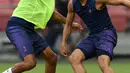 Gelandang Tottenham Hotuspur, Dle Alli (kiri) berusaha merebut bola rekannya Harry Winks selama latihan di Singapura  (19/7/2019). Tottenham akan bertanding melawan Juventus pada International Champions Cup 2019 di National Stadium, Singapura. (AFP Photo/Roslan Rahman)
