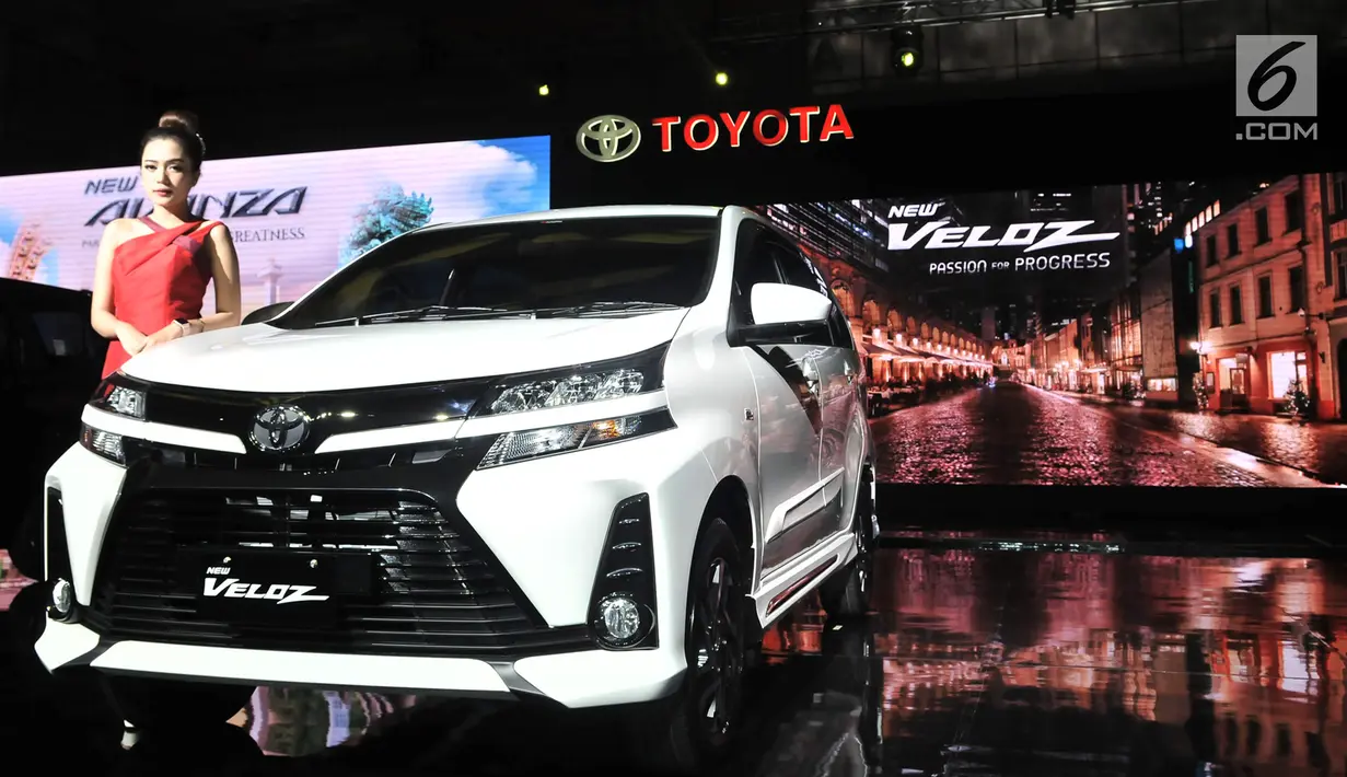 Model berpose di samping New Toyota Avanza saat peluncuran di Jakarta, Selasa (15/1). New Toyota Avanza dan Veloz merupakan model facelift dengan perubahan mencolok di bagian depan supaya tampil lebih stylish dan modern. (Merdeka.com/ Iqbal S Nugroho)