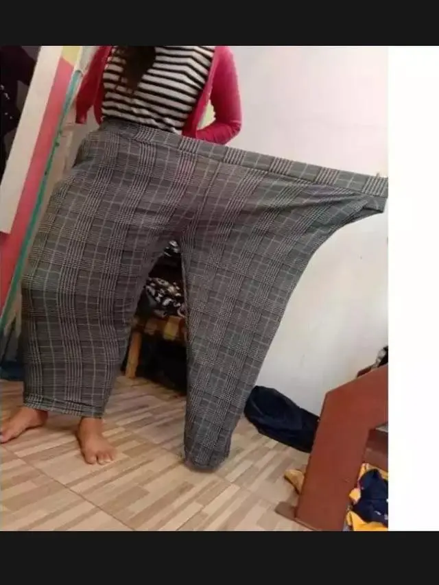 6 Potret Pakai Benda Kebesaran Ini Absurd Banget, Kocak