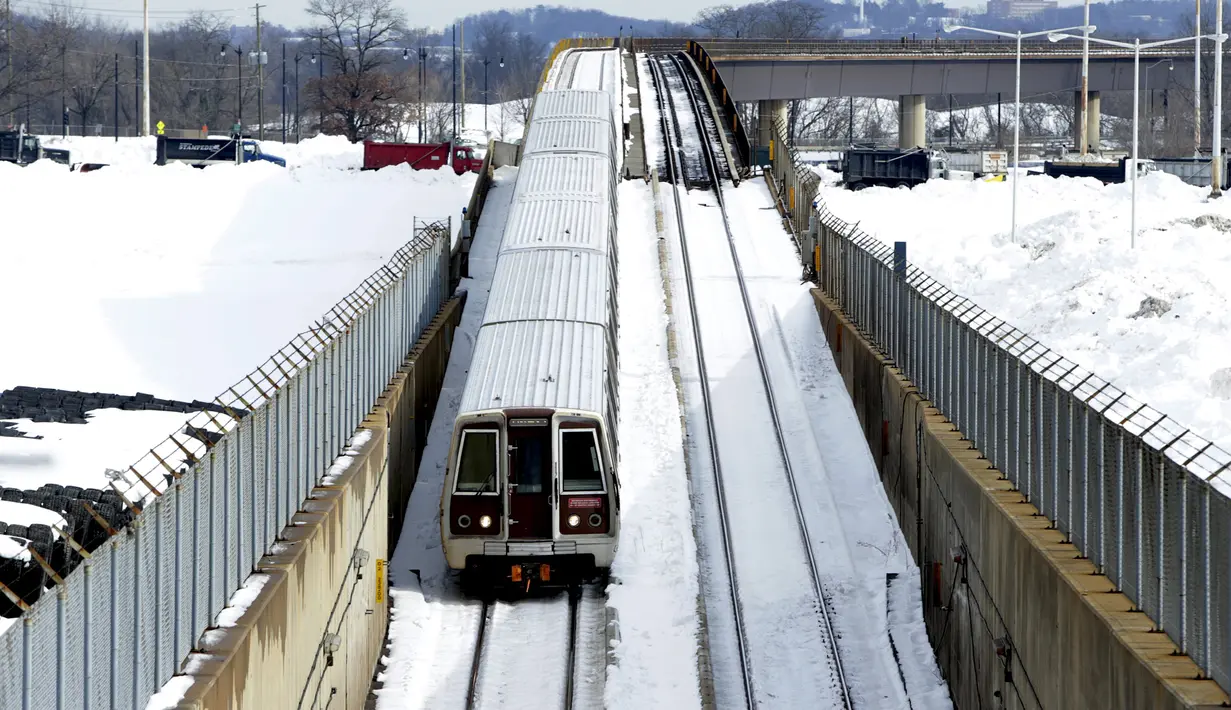 Kereta yang tertutupi salju di Washington,  Amerika Serikat (26/1/16). Badai ini menyebabkan kerugian miliaran dan menewaskan lebih dari 30 orang. (REUTERS/Gary Cameron)