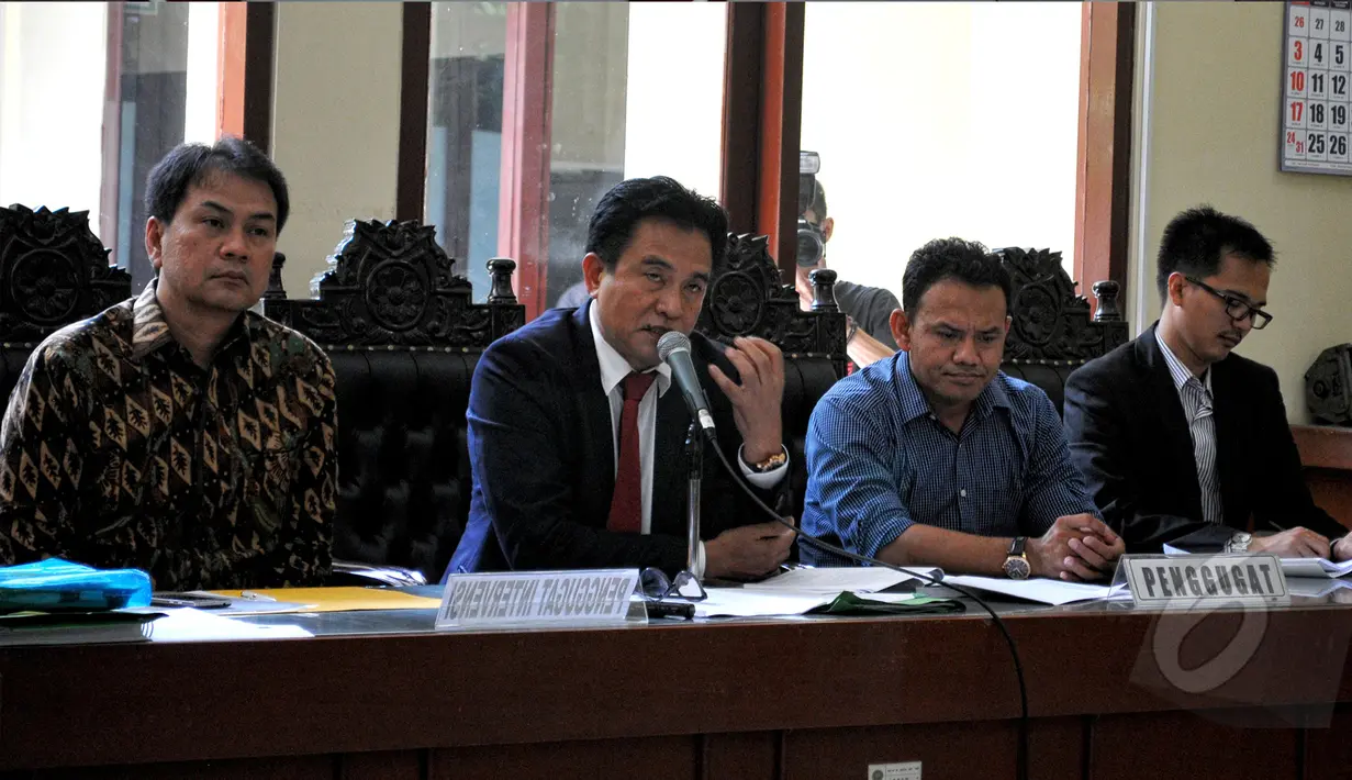 Yusril Ihza Mahendra (kedua kiri) kuasa hukum Partai Golkar kubu Aburizal Bakrie saat mengikuti sidang kasus sengketa Partai Golkar di PTUN Jakarta Timur, Senin (4/5/2015). (Liputan6.com/Yoppy Renato) 