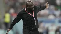 Pelatih&nbsp;Timnas&nbsp;Ghana,&nbsp;Otto Addo&nbsp;memberikan instruksi kepada anak buahnya dalam pertandingan Grup H Piala Dunia 2022 melawan Timnas&nbsp;Portugal di Stadium 974, Qatar, Kamis (24/11/2022). (AP Photo/Hassan Ammar)