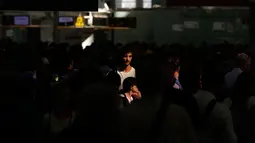 Ekspresi penumpang saat menunggu di pintu area kontrol bandara Terminal 1 Barcelona-El Prat di Barcelona, Spanyol (4/8). Kejadian ini mengakibatkan penumpukan penumpang di pintu masuk dan keluar Bandara Barcelona-El Prat. (AP Photo/Manu Fernandez)