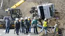 Bangkai bus yang tergelincir diangkat menggunakan alat berat di Karuizawa, prefektur Nagano, Jepang, Jumat (15/1). Bus yang membawa pengunjung resor ski tersebut tergelincir dan menewaskan 14 orang serta melukai 27 lainnya. (REUTERS/Kyodo)