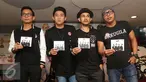Band Seventeen berpose sambil menunjukan cd terbarunya sebelum jumpa pers peluncuran album di kawasan Cikini, Jakarta, Kamis (31/3). Seventeen meluncurkan album ke 6 dengan tajuk "Pantang Mundur". (Liputan6.com/Herman Zakharia)