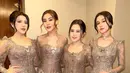 Tiara Andini, Aaliyah Massaid, Ziva, dan Keisya Levronka didapuk menjadi bridesmaid. Keempatnya tampil senada mengenakan bustier dan kebaya warna ungu dengan berbagai model. [@aaliyah.massaid]