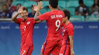 Penyerang Korea Selatan, Son Heung-min (kiri) melakukan selebrasi bersama rekannya, Suk Hyun-Jun (tengah) dan Ryu Seung-Woo, usai mencetak gol ke gawang Fiji, pada pertandingan sepak bola Olimpiade Rio 2016. Korsel tampil mengejutkan di event multicabang 