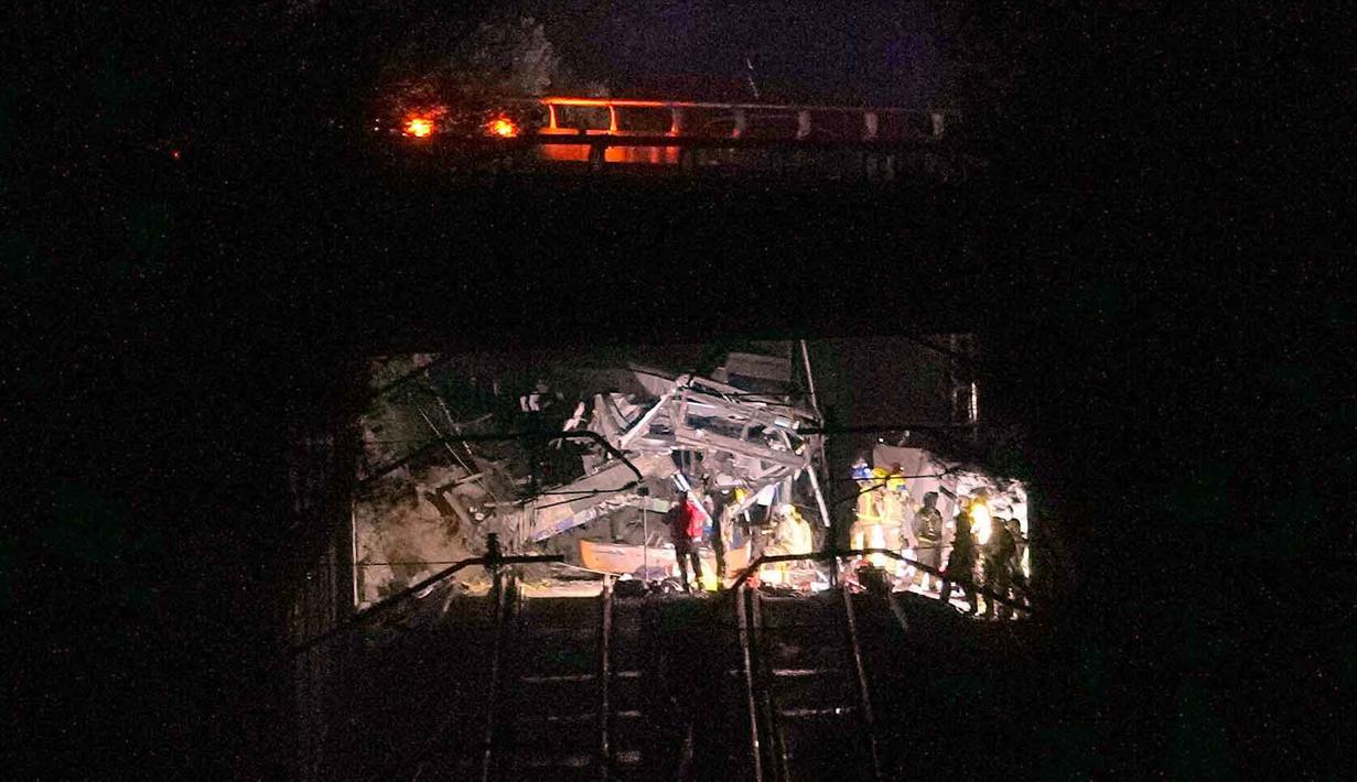 Insiden ini terjadi hanya beberapa hari setelah kecelakaan kereta mematikan lainnya mengguncang Spanyol bagian selatan. Diketahui, pada Minggu, 18 Januari 2026, sekitar pukul 19.45 waktu setempat, dua kereta cepat bertabrakan di Adamuz, Andalusia, dalam salah satu kecelakaan kereta terburuk di negara itu dalam lebih dari satu dekade, yang menewaskan sedikitnya 42 orang. Tampak dalam foto, tim penyelamat merespons setelah sebuah kereta komuter tergelincir akibat menabrak tembok penahan yang runtuh ke rel di Gelida, dekat Barcelona, Spanyol, pada Selasa 20 Januari 2026. (AP Photo/Joan Mateu Parra)