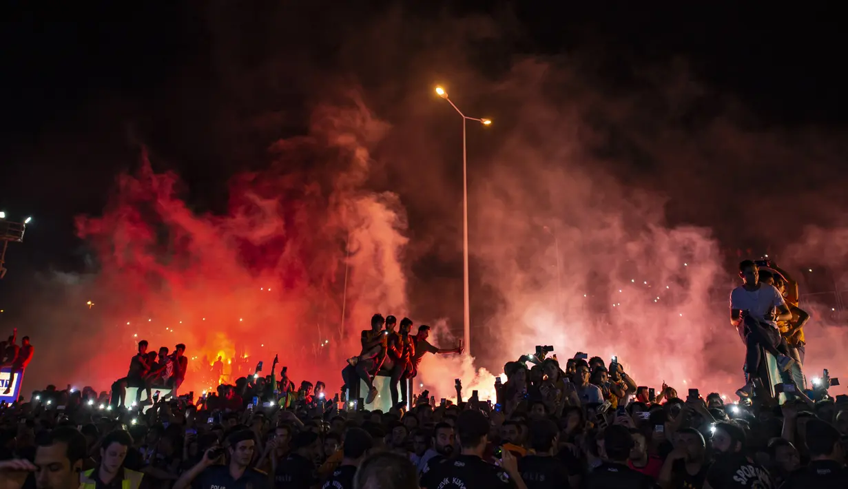 Suporter Galatasaray berkumpul saat mereka menunggu kedatangan striker Kolombia Radamel Falcao di Bandara Ataturk di Istanbul (1/9/2019). Galatasaray mengontrak Falcao selama tiga tahun. (AFP Photo/Yasin Akgul)