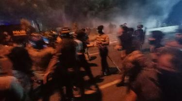 Demonstrasi menolak Omnibus Lawa atau UU Cipta Kerja ricuh di Banten. (Foto: Liputan6.com/Yandhi Deslatama)