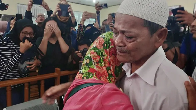 Pembakar miskin pembakar lahan bebas di Pengadilan Negeri Pekanbaru dan langsung memeluk istrinya.
