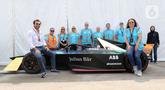Mekanik berpose usai mengeluarkan mobil balap listrik Formula E Gen3 di area paddock Jakarta International E-Prix Circuit (JIEC) kawasan Ancol, Jakarta (31/5/2023). Balap mobil listrik Jakarta E-Prix 2023 akan menggunakan mobil Formula E Gen3 yang memiliki tenaga 600 hp. (Liputan6.com/Herman Zakharia)