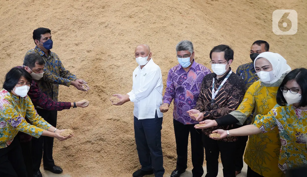Menteri Koperasi dan UKM Teten Masduki (keenam kanan), Presiden Direktur PT Nestlé Indonesia, Ganesan Ampalavanar (ketiga kiri), Presiden Direktur BECIS, Jawahar Harinarayanan (kelima kiri), dan Bupati Karawang, Cellica Nurrachadiana (kedua kanan) mengunjungi area instalasi Boiler Biomassa PT Nestlé Indonesia di Pabrik Nestlé Karawang Jawa Barat, Selasa (07/06/2022). (Liputan6.com/HO/ID)