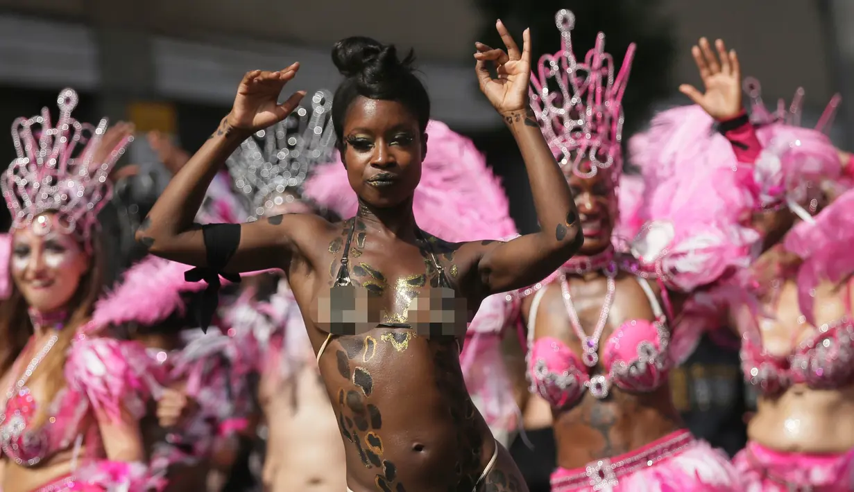Sejumlah wanita mengenakan kostum menari saat mengikuti Karnaval Notting Hill di London (28/8). Karnaval ini merupakan satu perayaan terbesar di Eropa. (AP Photo / Tim Irlandia)